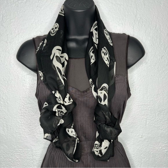 Skull scarf silky skull fabric use as table runner - Picture 5 of 8